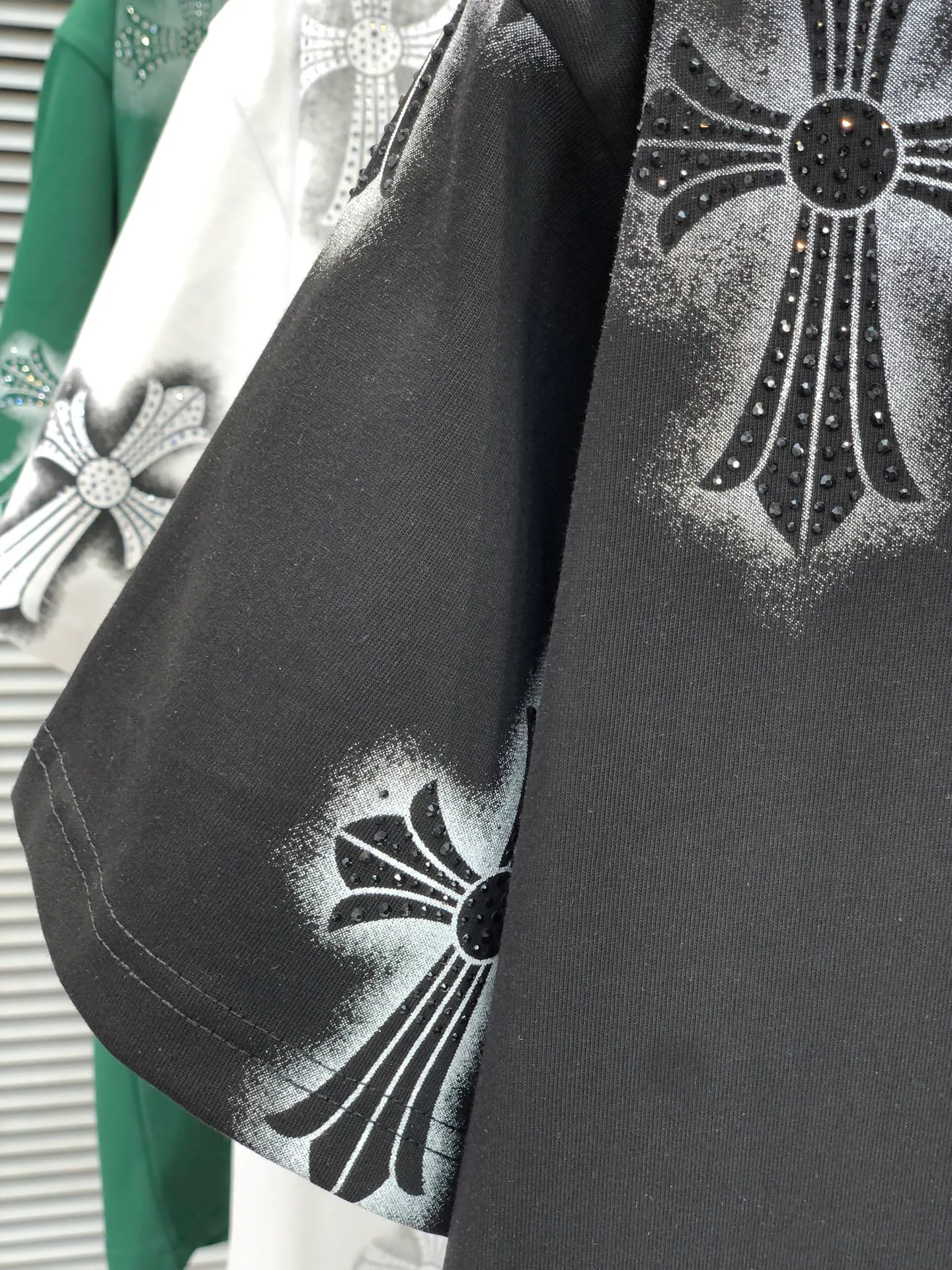 🅿️200 CH Croxin 2025 Spring and Summer New Style Round Neck Short Sleeves Dot Printing ➕ Scattered Diamond Craftsmanship Full of Details Made of High Weight 320g Double Yarn Combed Cotton Fabric Slightly Loose Fit Fabric Feels Soft and Thick Uniform Style for Men and Women Color: Black White Green Code Number: SMLXLXXL
